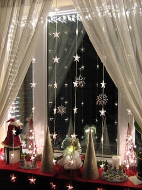 Christmas_Themed_Window_Displays_Cone